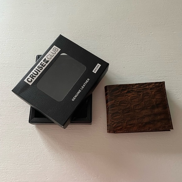 New in Box Cruise Club Genuine Leather Wallet, Brown - Picture 3 of 6